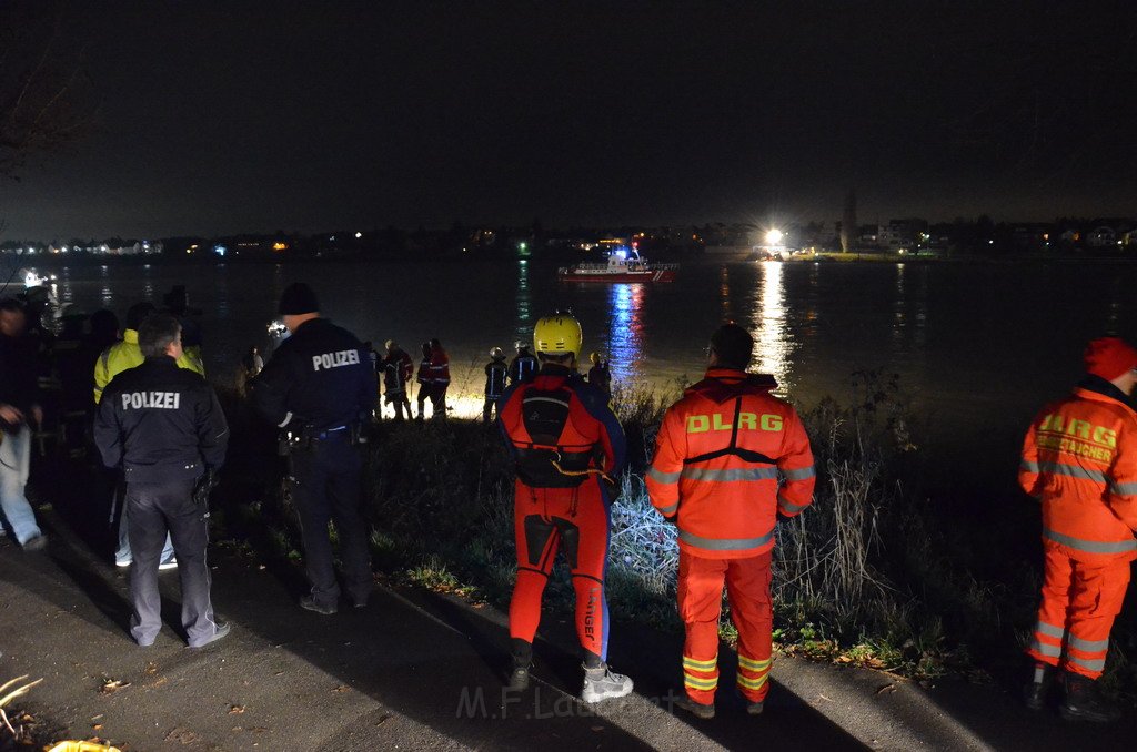 Einsatz BF Koeln PKW im Rhein Mondorf Hersel P039.JPG